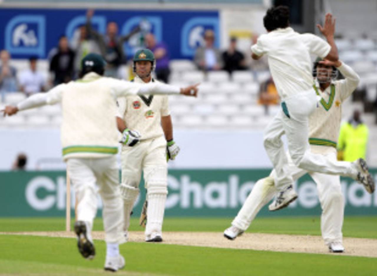 Pakistan go wild as Mohammad Asif bags Ricky Ponting for 6, Pakistan v Australia, 2nd Test, Headingley, July 21, 2010