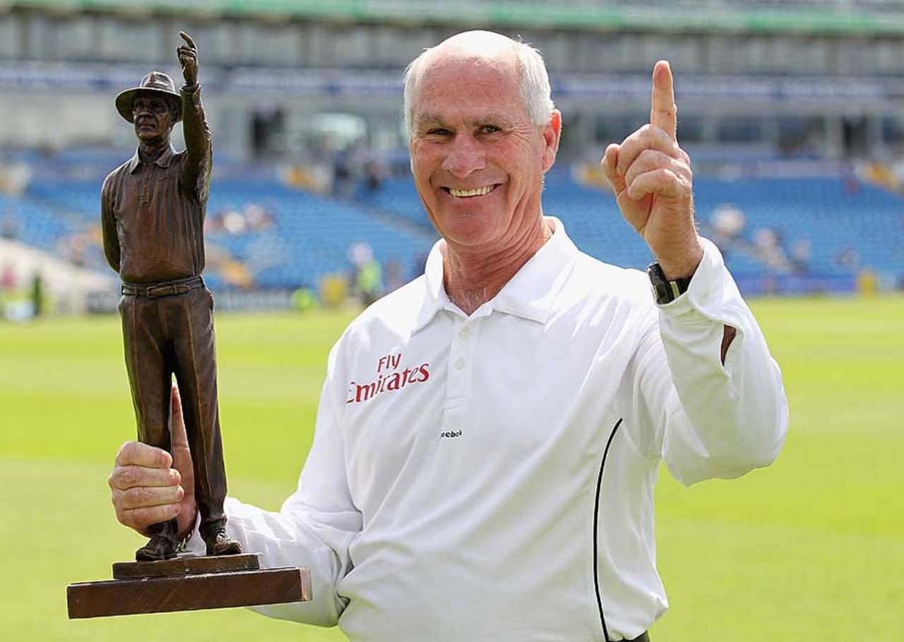 Rudi Koertzen was presented with a bronze statue to mark his 108th and final Test, Pakistan v Australia, 2nd Test, Headingley, 4th day, July 24 2010