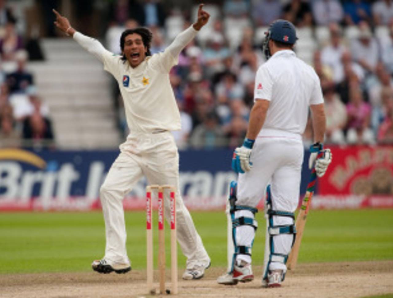 Mohammad Amir celebrates the dismissal of Andrew Strauss for a duck, England v Pakistan, 1st Test, Trent Bridge, 2nd day, July 31, 2010