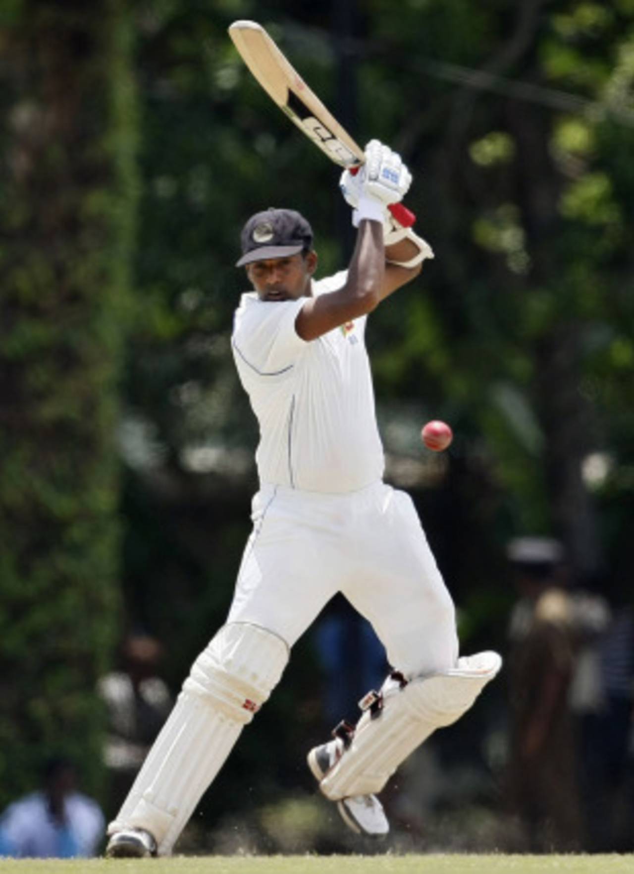 Although Thilan Samaraweera's first movement is forward, he is adept at moving back swiftly&nbsp;&nbsp;&bull;&nbsp;&nbsp;Associated Press