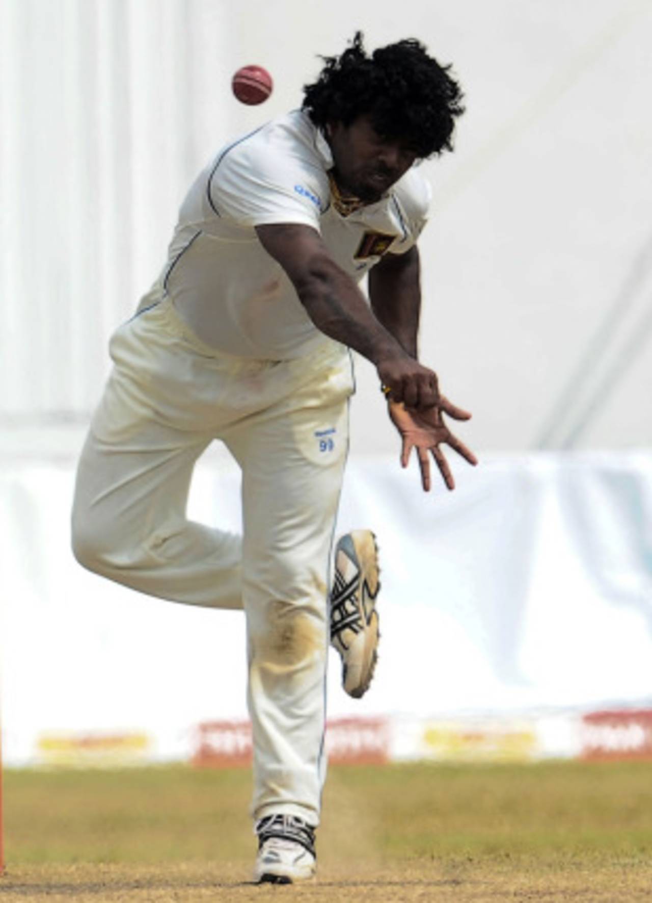 Lasith Malinga tested the Indian batting line-up with pace and bounce, Sri Lanka v India, 3rd Test, P Sara Oval, 3rd day, August 5, 2010