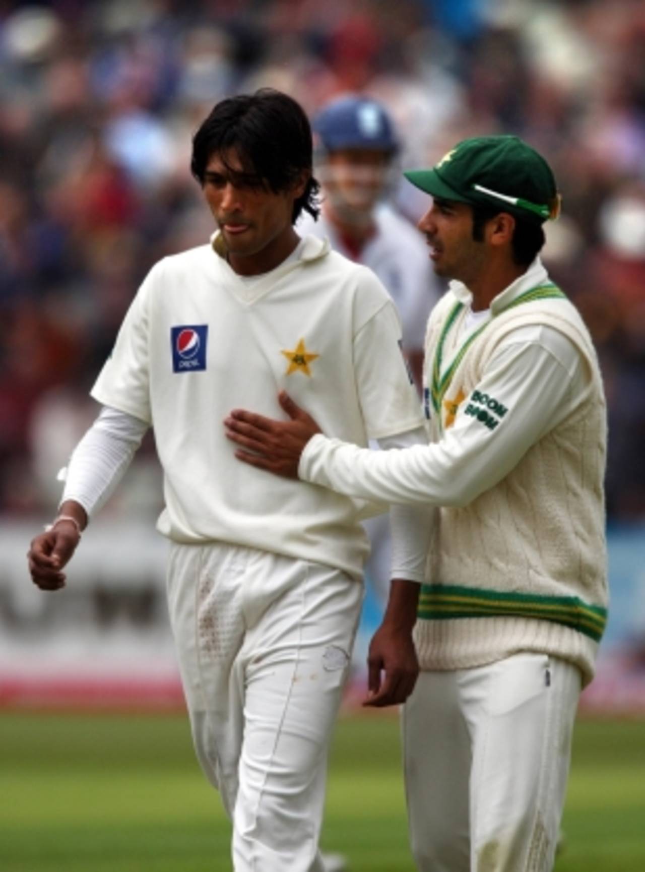 Salman Butt offers some support to Mohammad Amir on a tough first day for Pakistan, England v Pakistan, 2nd Test, Edgbaston, August 6, 2010