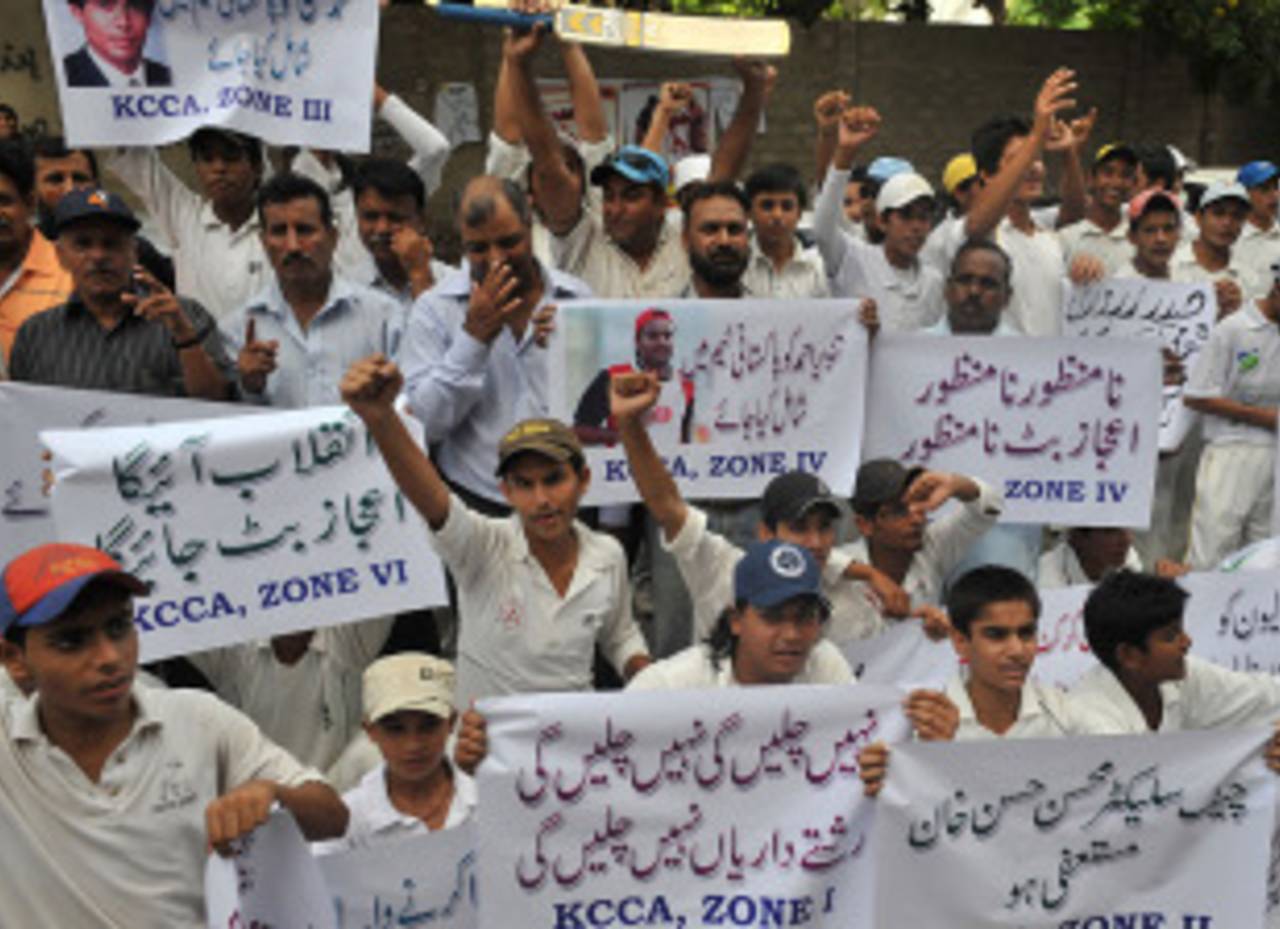 Karachi city cricket officials and players chant slogans during a protest, August 12, 2010 