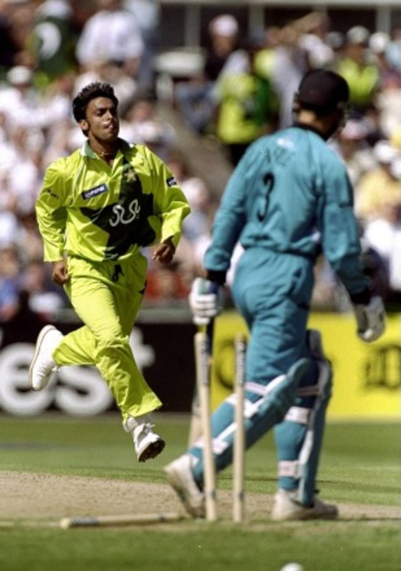 Shoaib Akhtar grabs a wicket, 1st semi-final: New Zealand v Pakistan, World Cup, Manchester, June 16, 1999