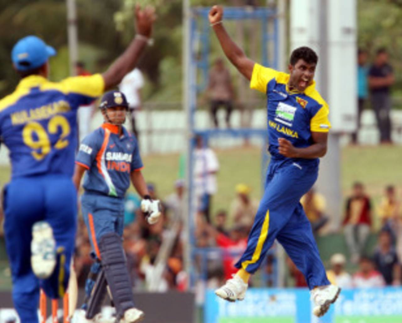 Thisara Perera appeals successfully against Suresh Raina, Sri Lanka v India, tri-series, 5th ODI, Dambulla, August 22, 2010