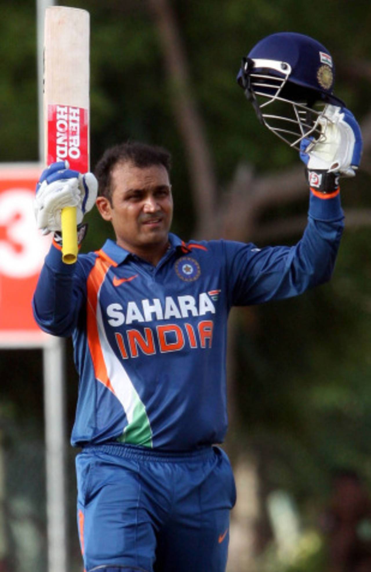 Virender Sehwag brings up his 13th ODI ton, India v New Zealand, tri-series, 6th ODI, Dambulla, August 25, 2010
