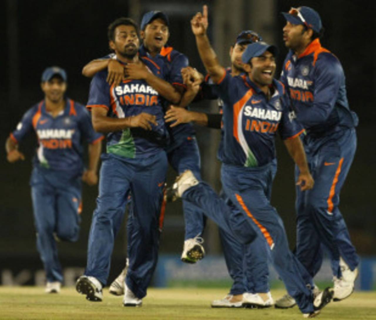 The Indians are delighted after Praveen Kumar dismisses Ross Taylor, 6th ODI, Dambulla, August 25, 2010