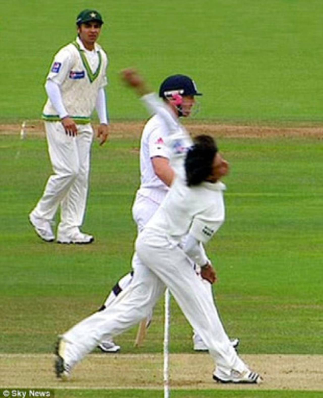 Mohammad Amir tends to bowl from well behind the front-foot line, according to Waqar Younis, except on <i>that</i> occasion at Lord's&nbsp;&nbsp;&bull;&nbsp;&nbsp;Sky Sports