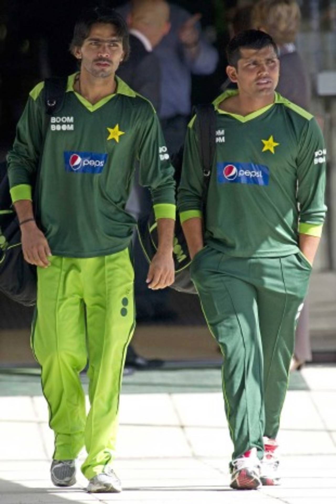 Kamran Akmal (r) leaves for the team's closed-door training session, Taunton, August 31, 2010