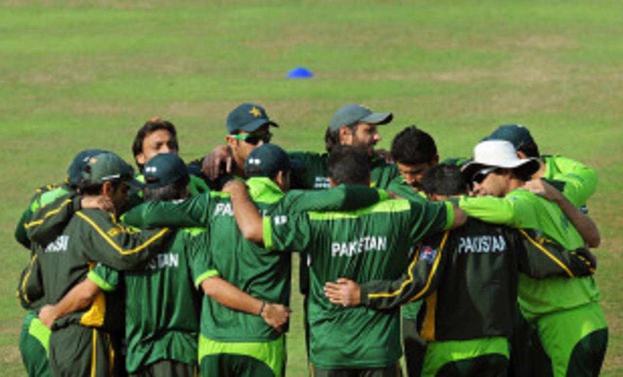 Shahid Afridi leads a show of unity ahead of Pakistan's tour match, Somerset v Pakistanis, Tour Match, Taunton, September 2, 2010
