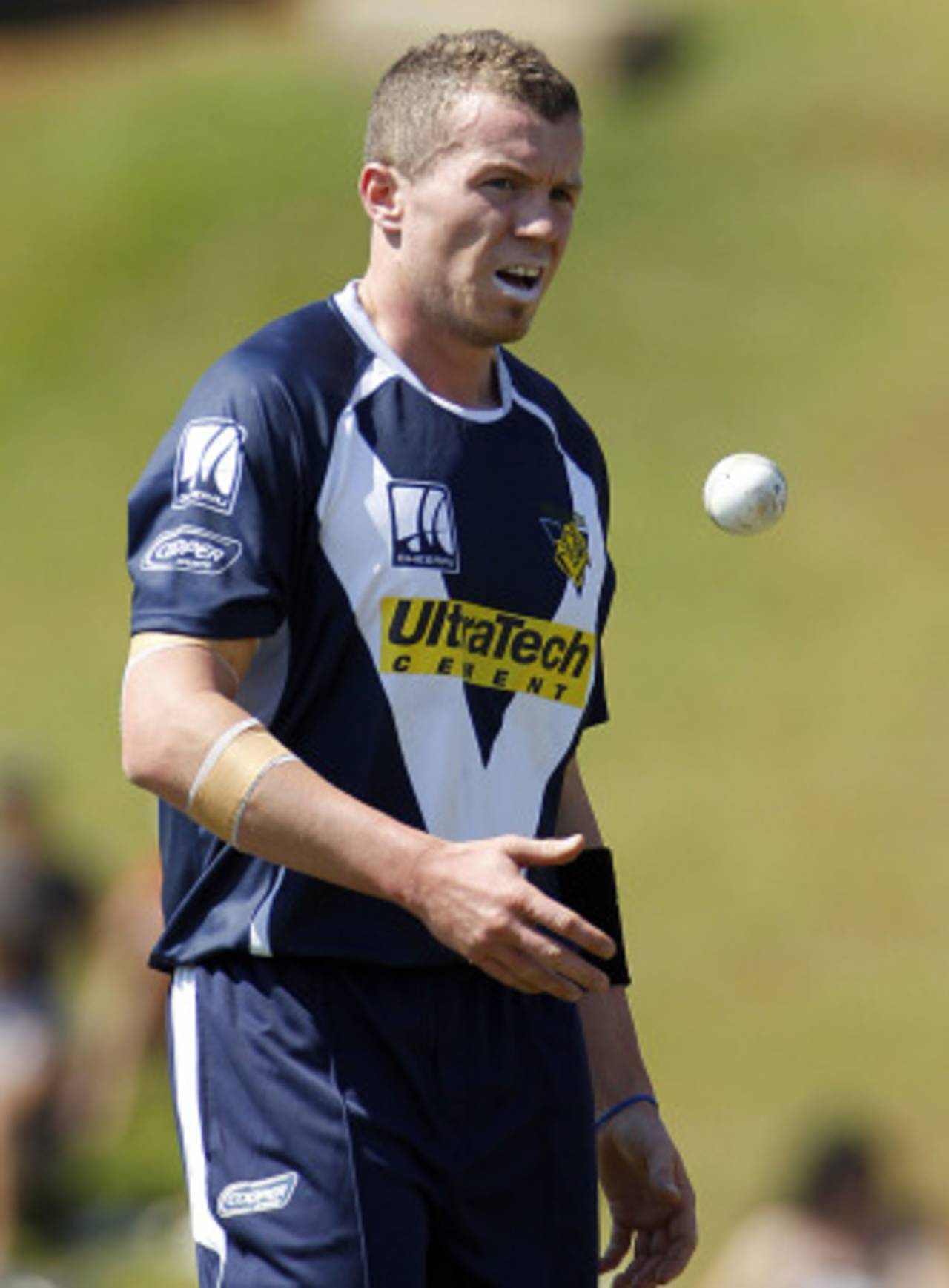 Peter Siddle grabbed a couple of early wickets, Central Districts v Victoria, Champions League Twenty20, Centurion, September 15, 2010