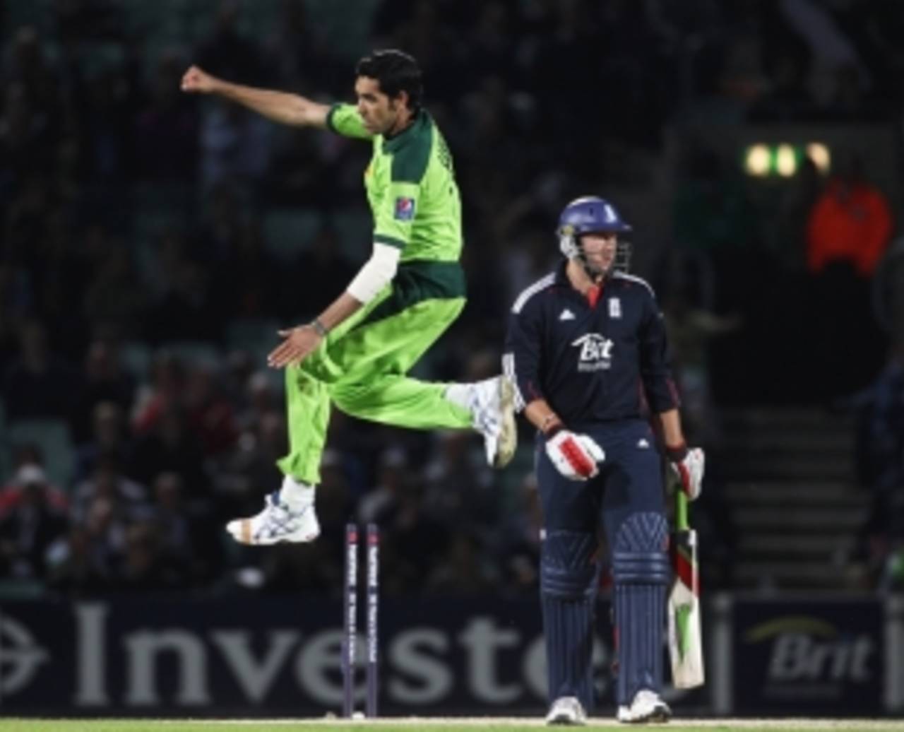 Umar Gul was unplayable as he routed England with reverse swing&nbsp;&nbsp;&bull;&nbsp;&nbsp;Getty Images