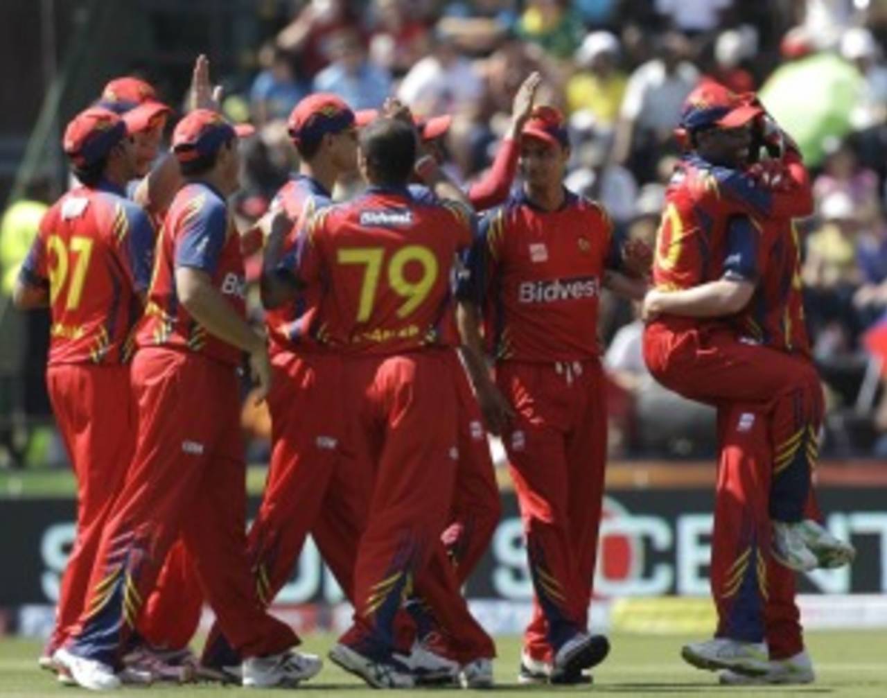 Lions celebrate the key wicket of Ramnaresh Sarwan&nbsp;&nbsp;&bull;&nbsp;&nbsp;Associated Press