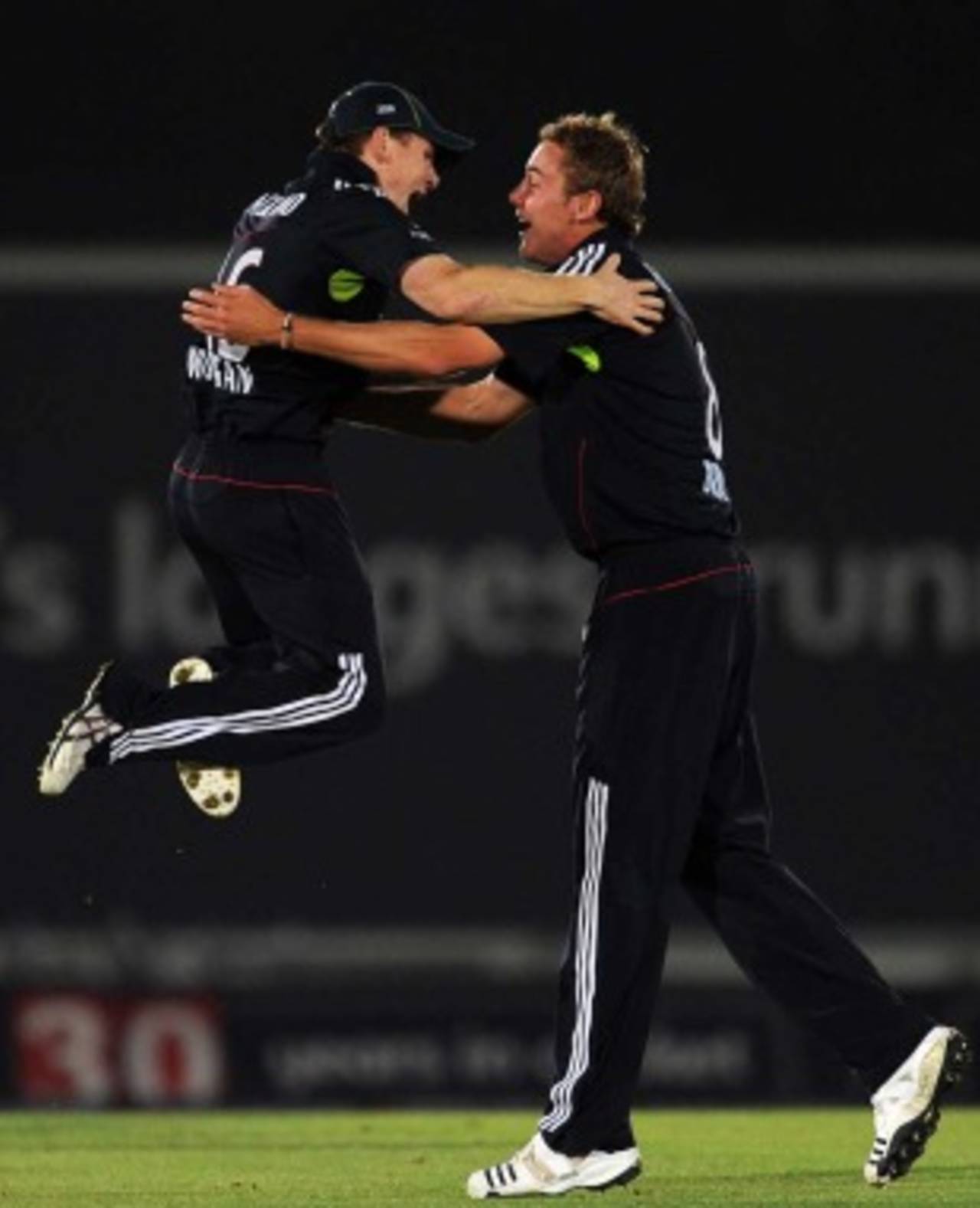 Stuart Broad and Eoin Morgan celebrate the final Pakistan wicket, England v Pakistan, 5th ODI, Rose Bowl, September 22, 2010