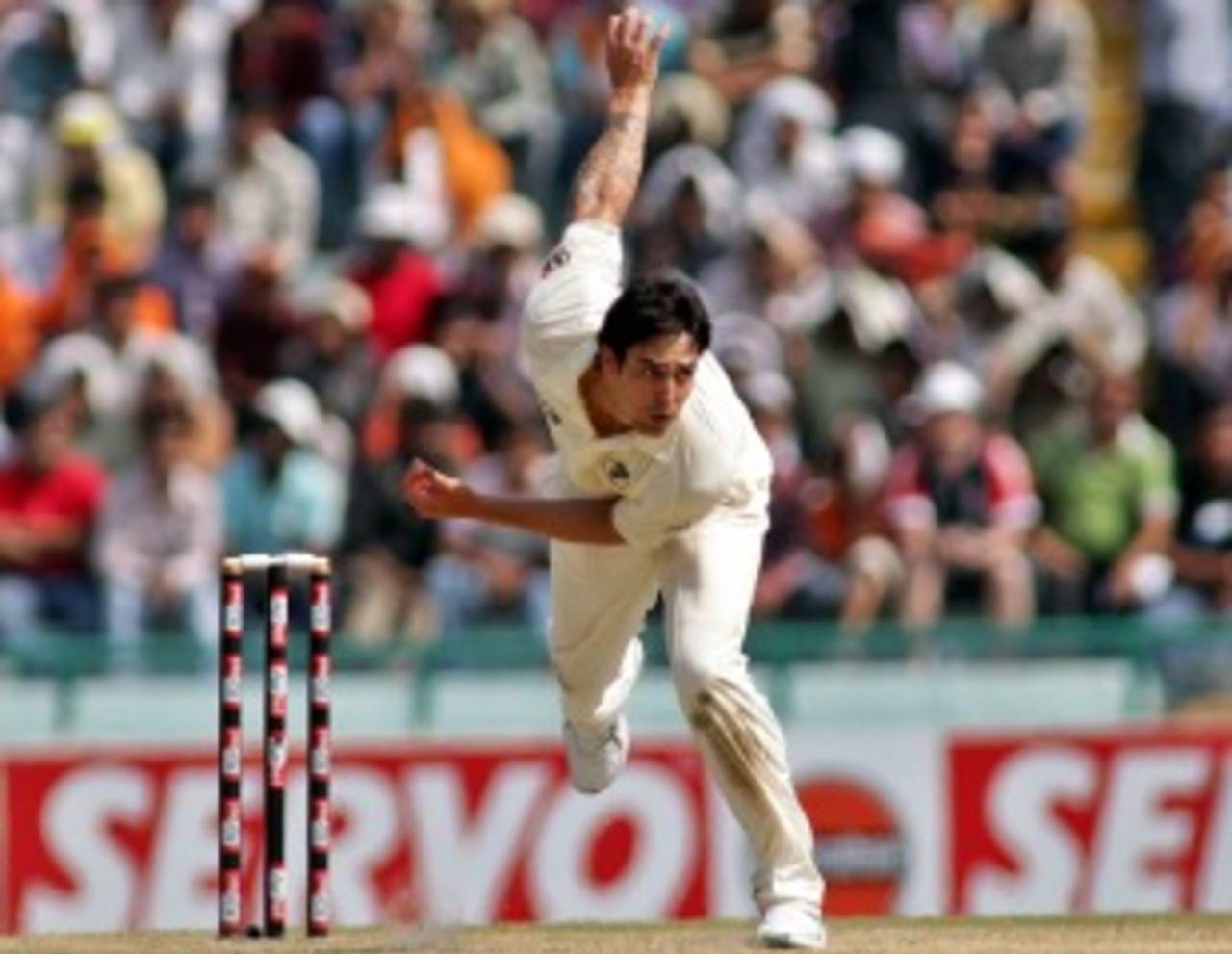 Mitchell Johnson in delivery stride, India v Australia, 1st Test, Mohali, 3rd day, October 3, 2010