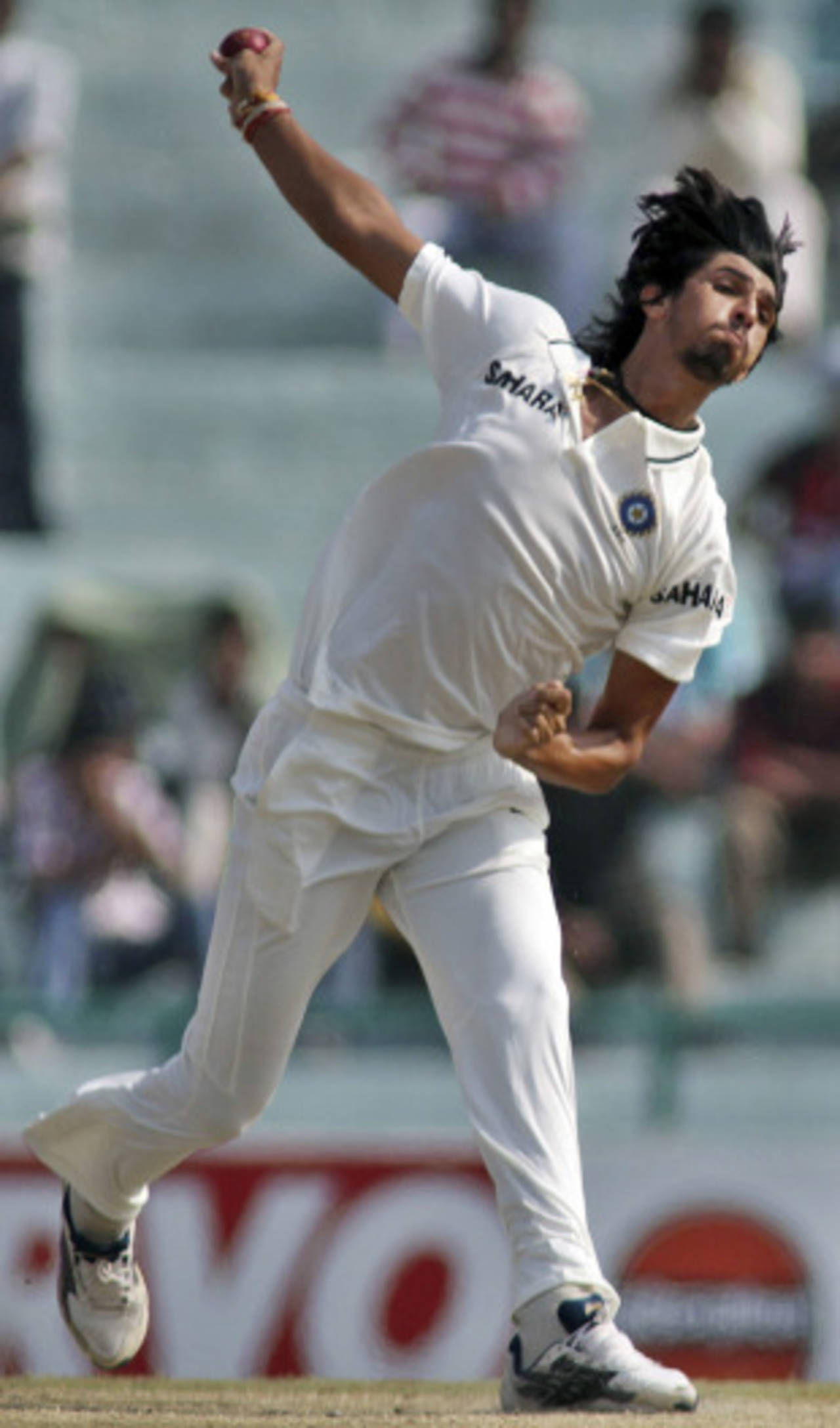 Ishant Sharma in his delivery stride, India v Australia, 1st Test, Mohali, 4th day, October 4, 2010