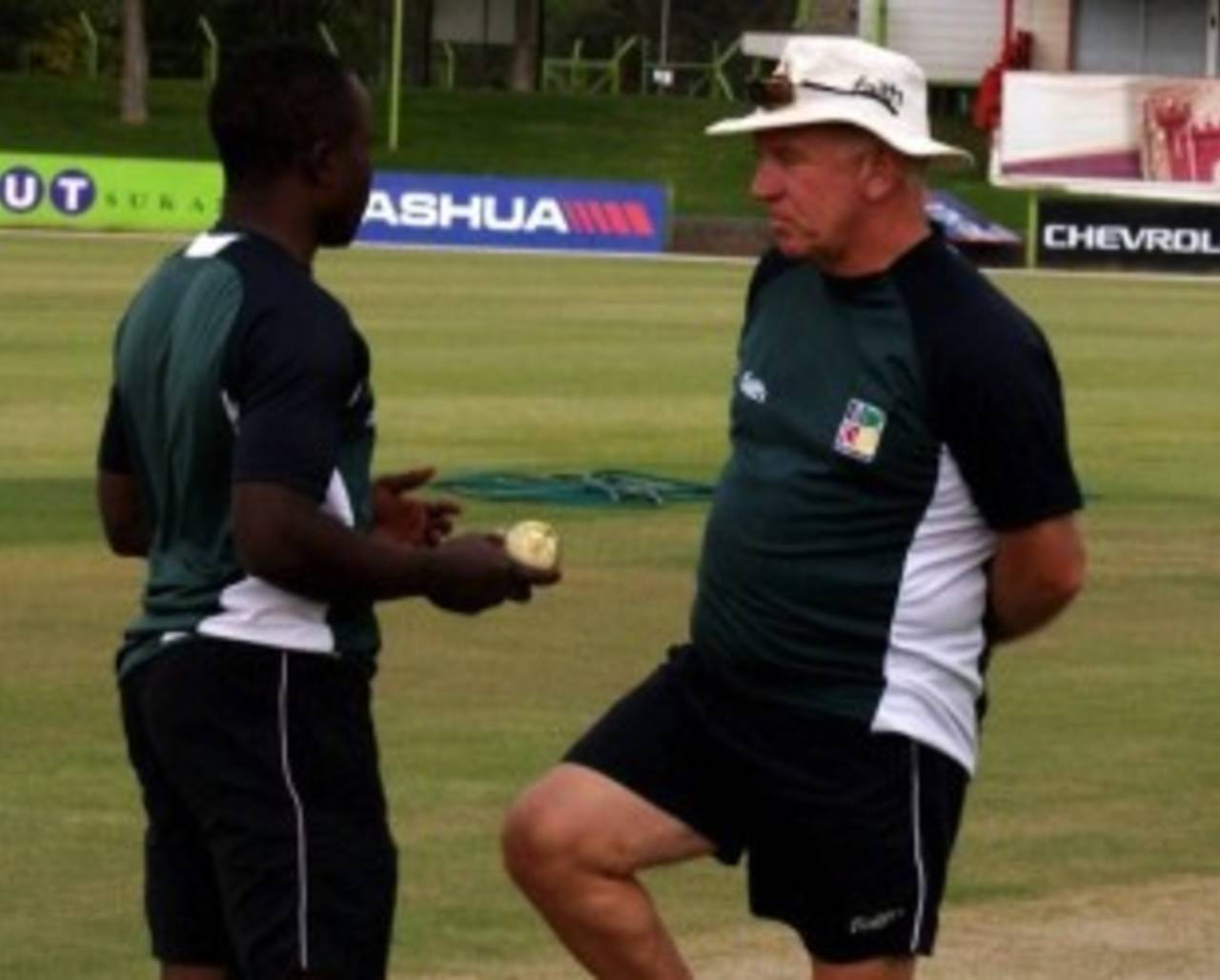Alan Butcher, the Zimbabwe coach, speaks to Prosper Utseya, Bloemfontein, October 7, 2010