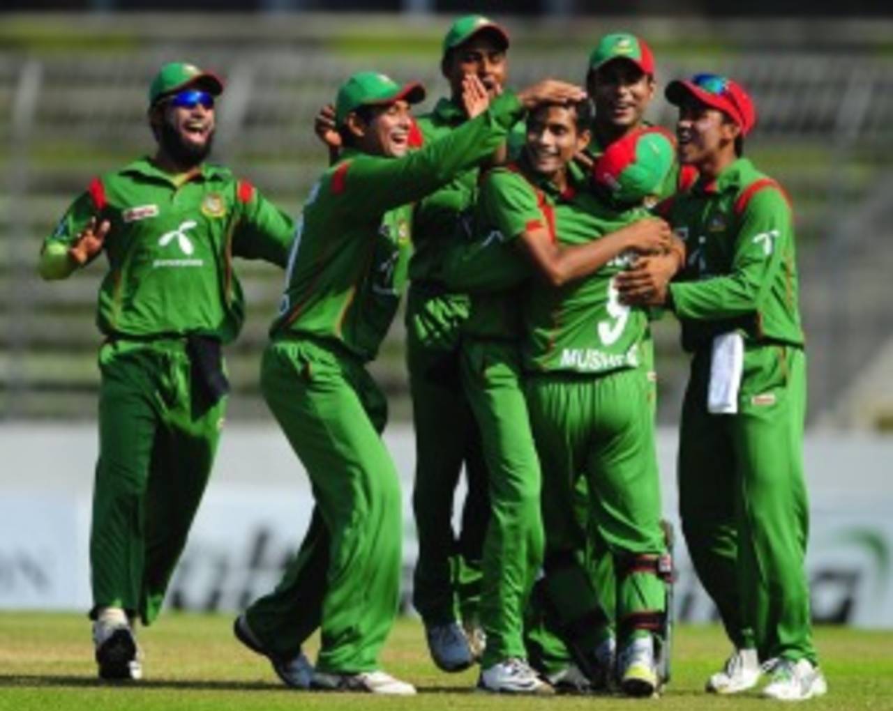 Bangladesh players rush towards Shafiul Islam after he dismissed Brendon McCullum, Bangladesh v New Zealand, 3rd ODI, Mirpur, October 11, 2010