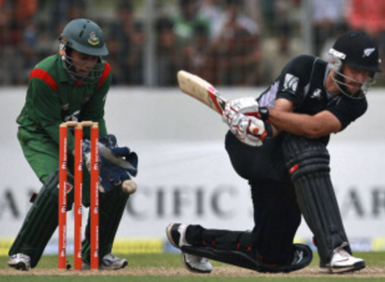 Daniel Vettori made 43, Bangladesh v New Zealand, 5th ODI, Mirpur, October 17, 2010