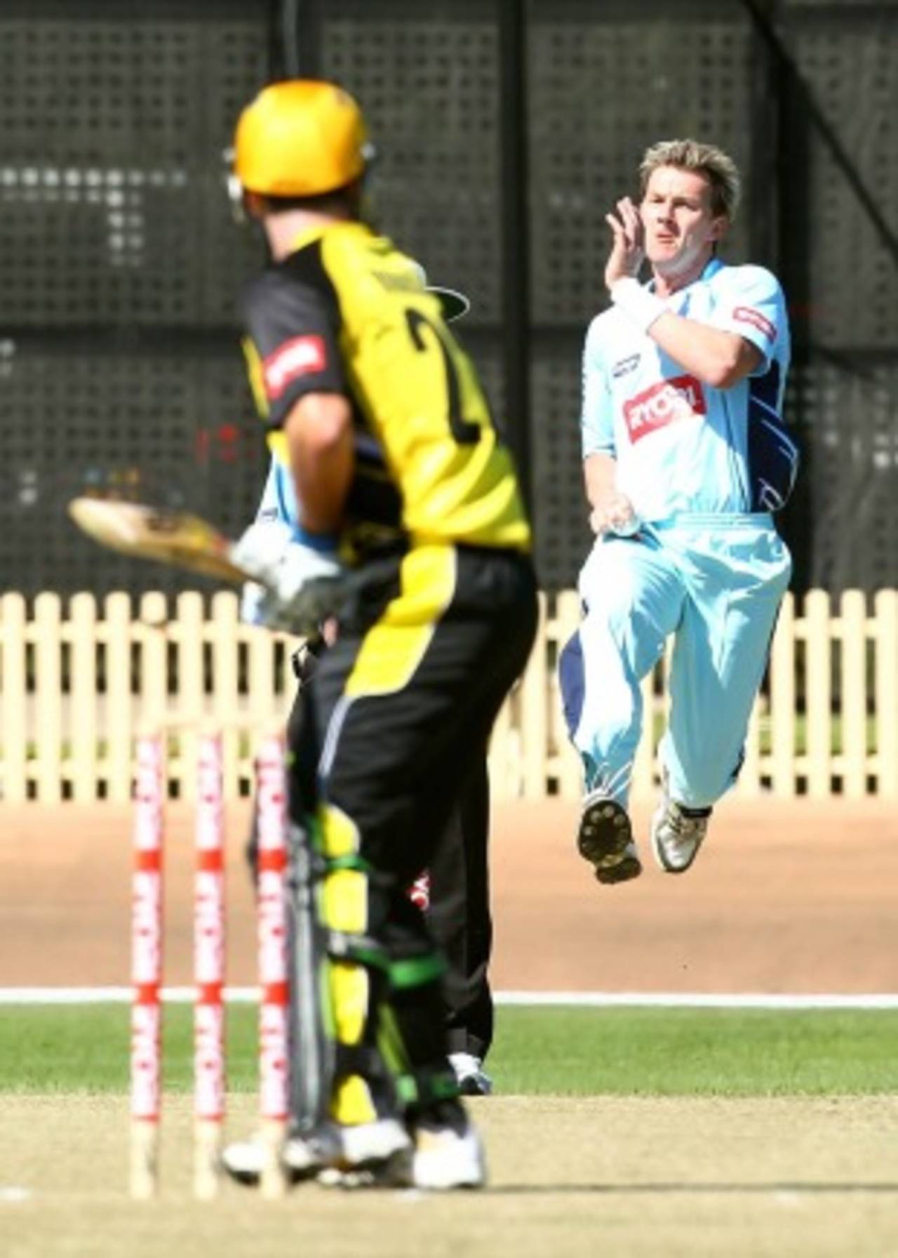 Brett Lee runs in to bowl during his comeback from injury, New South Wales v Western Australia, Ryobi Cup, Hurstville Oval, Sydney, October 17, 2010