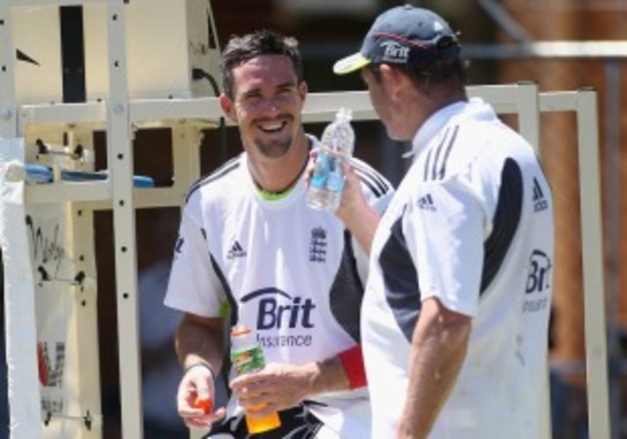 Kevin Pietersen has a chat with Graham Gooch at the WACA, Perth, November 2, 2010