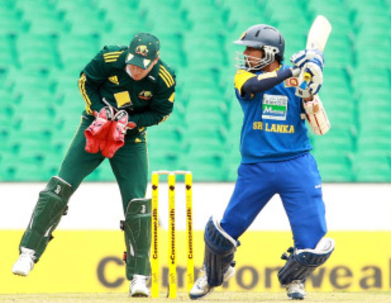Tillakaratne Dilshan cuts on the way to 47, Australia v Sri Lanka, 2nd ODI, Sydney, November 5, 2010