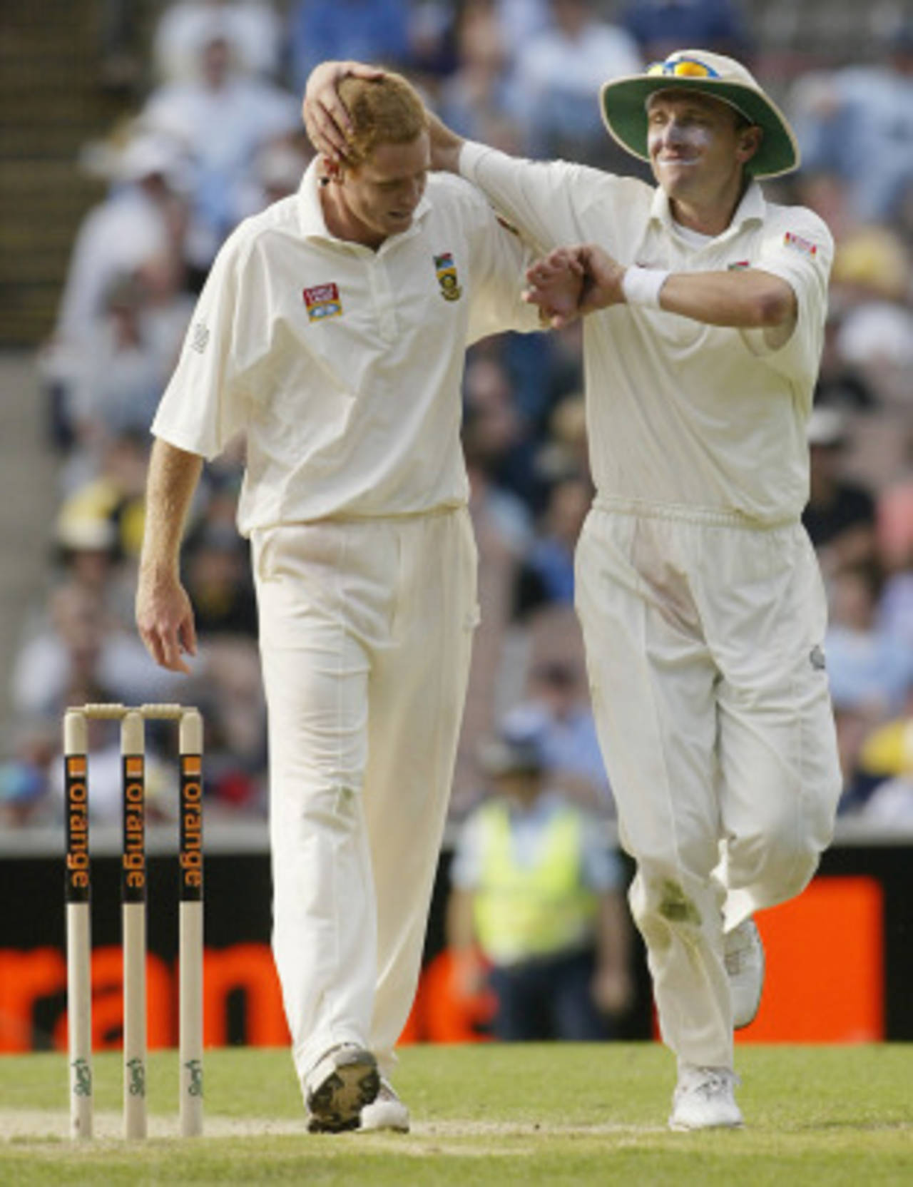 Allan Donald congratulates Shaun Pollock on taking a wicket, Australia v South Africa, 2nd Test, MCG, 3rd day, December 28, 2001