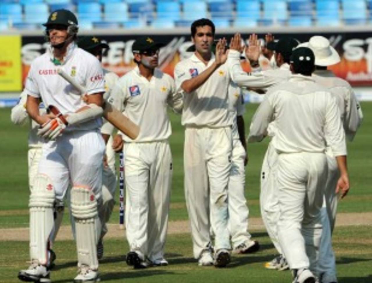 Umar Gul led Pakistan's fightback on the second morning, Pakistan v South Africa, 1st Test, Dubai, 2nd day, November 13, 2010