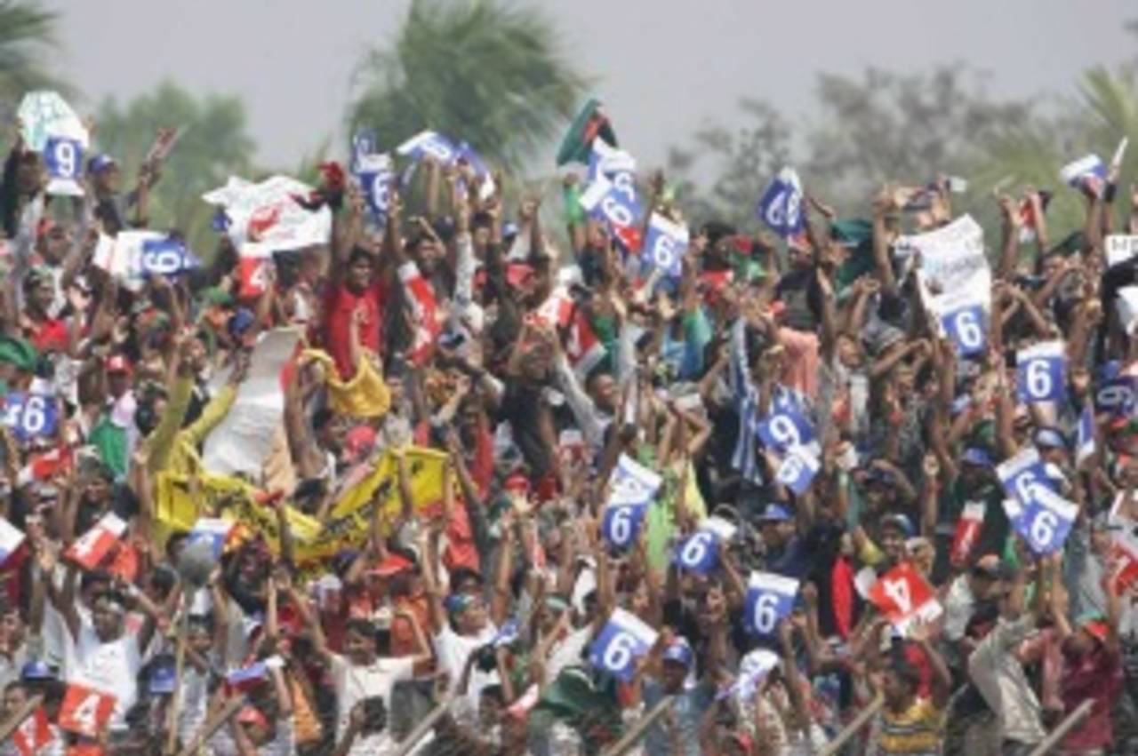 Fans cheer at Chittagong, first ODI, Bangladesh v South Africa, March 9, 2008 