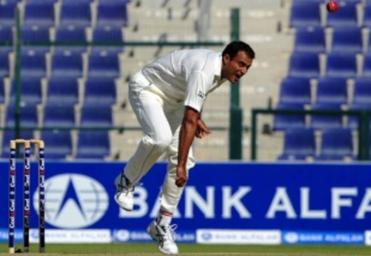 Tanvir Ahmed in action on his first day of Test cricket, Pakistan v South Africa, 2nd Test, Abu Dhabi, 1st day, November 20, 2010