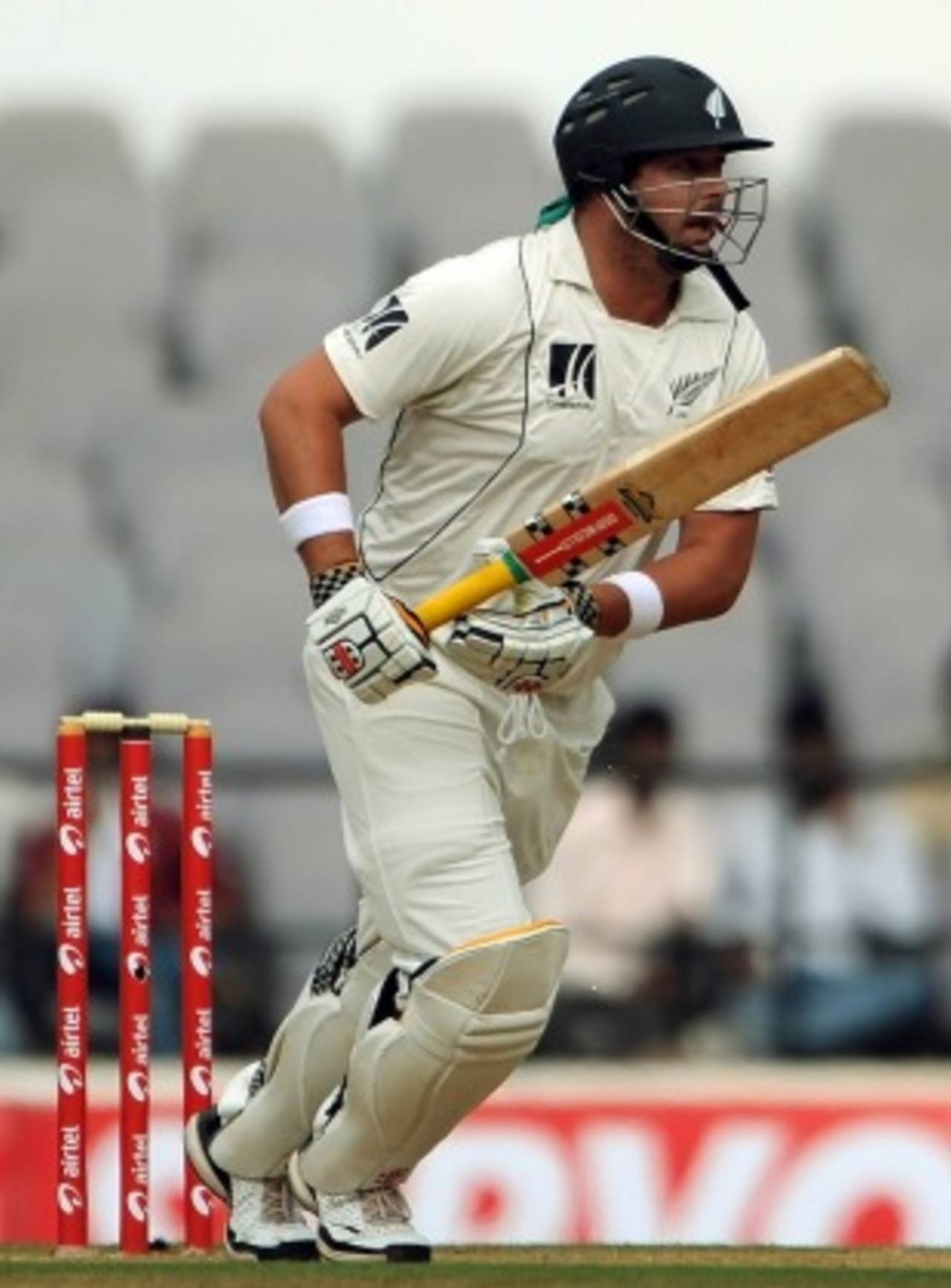 Jesse Ryder sets off for a run, India v New Zealand, 3rd Test, Nagpur, 1st day, November 20, 2010