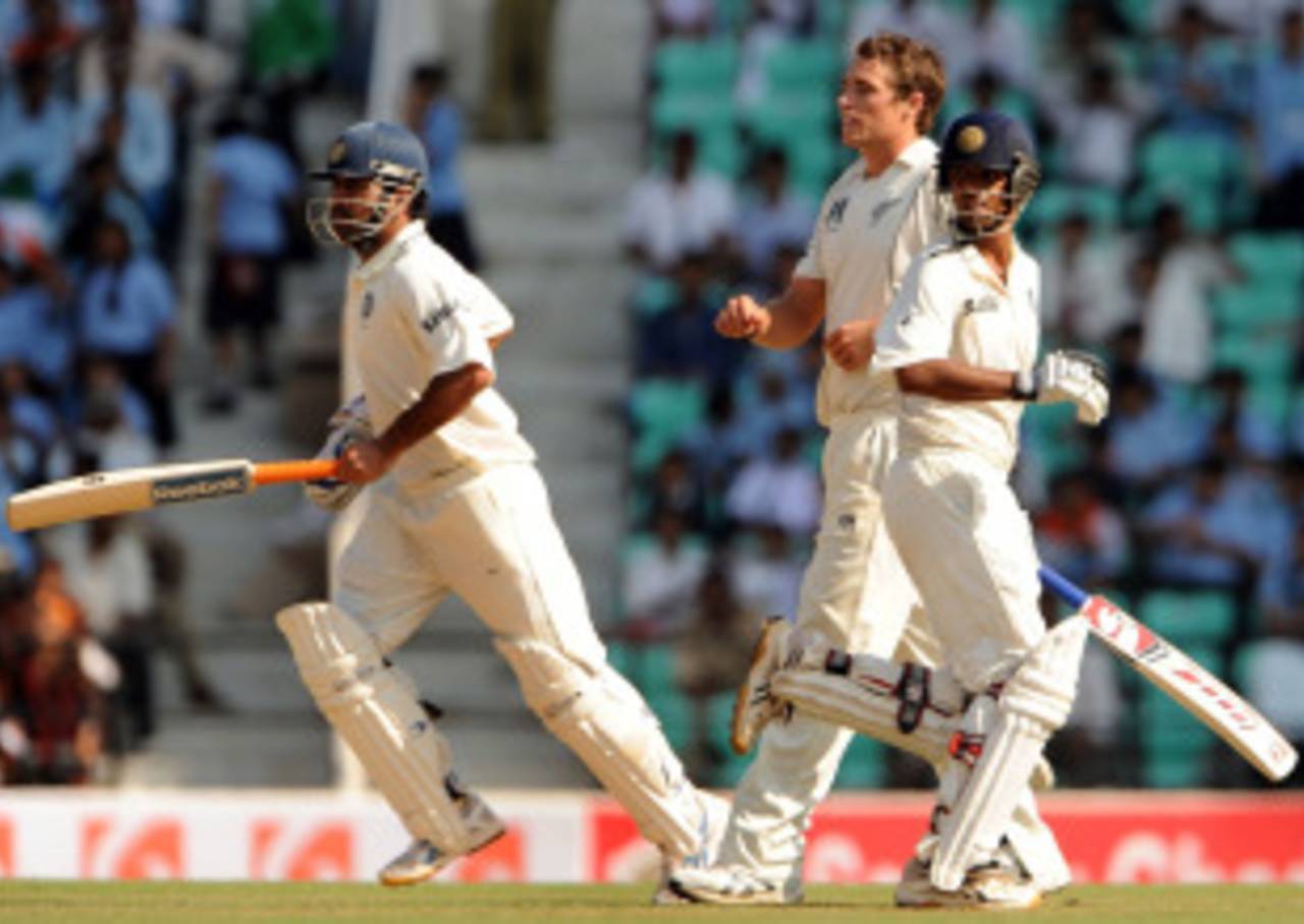 MS Dhoni and Rahul Dravid run between the wickets during their 193-run stand, India v New Zealand, 3rd Test, Nagpur, 3rd day, November 22, 2010