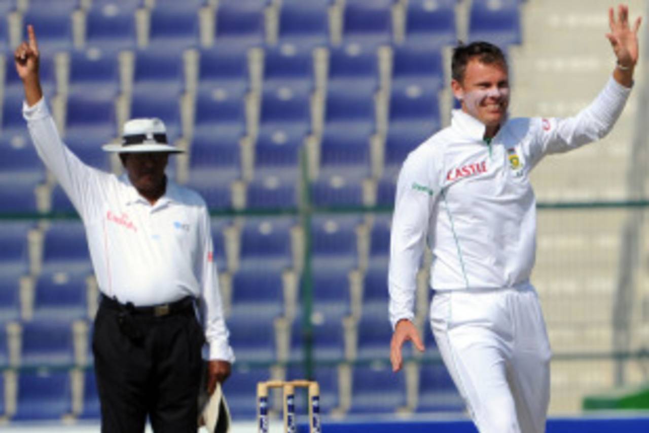 Johan Botha dismisses Abdur Rehman to end Pakistan's innings, Pakistan v South Africa, 2nd Test, Abu Dhabi, 4th day, November 23, 2010