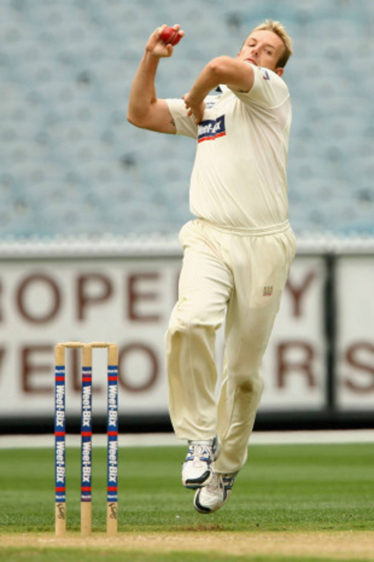 Damien Wright runs in to bowl on his way to a five-wicket haul, Victoria v Queensland, Sheffield Shield, Melbourne, 1st day, November 27, 2010