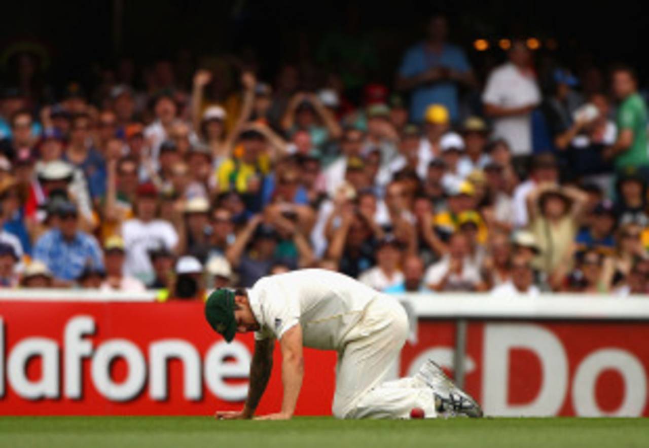 Mitchell Johnson rues his dropped chance, Australia v England, 1st Test, Brisbane, 4th day, November 28, 2010