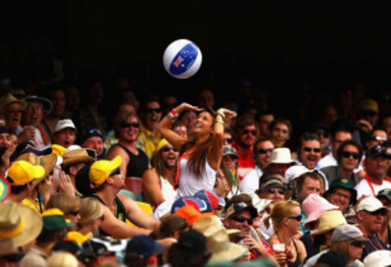 The Gabba spectators play with a beach ball, Australia v England, 1st Test, Brisbane, 4th day, November 28, 2010