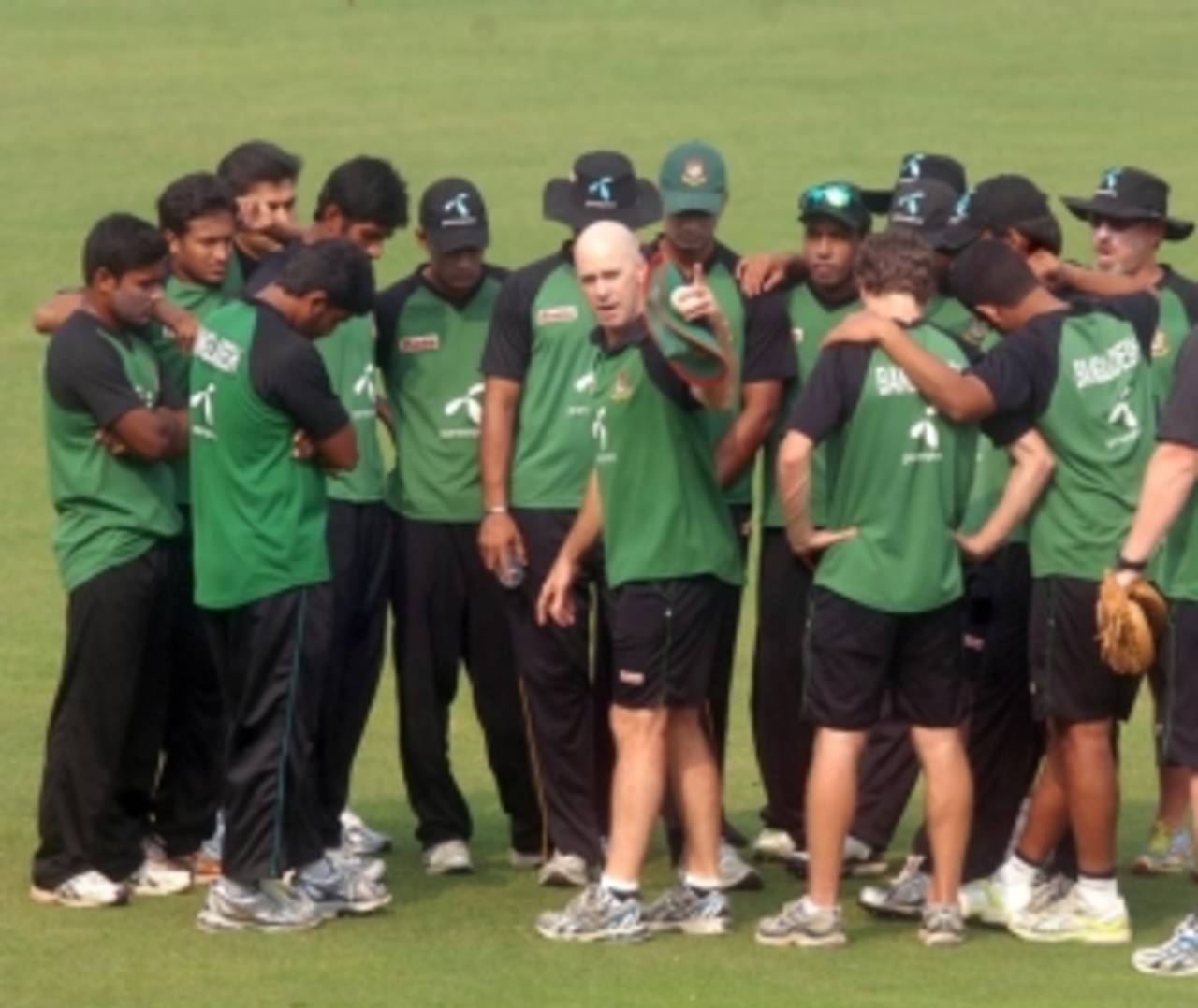 Jamie Siddons calls the shots in Bangladesh's team huddle, November 28, 2010
