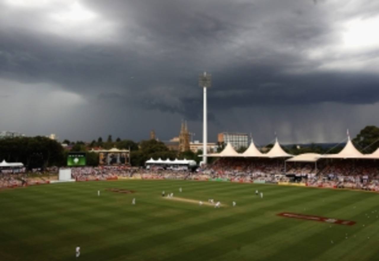 Threatening weather closed in on the fourth afternoon at Adelaide, Australia v England, 2nd Test, Adelaide, 4th day, December 6, 2010