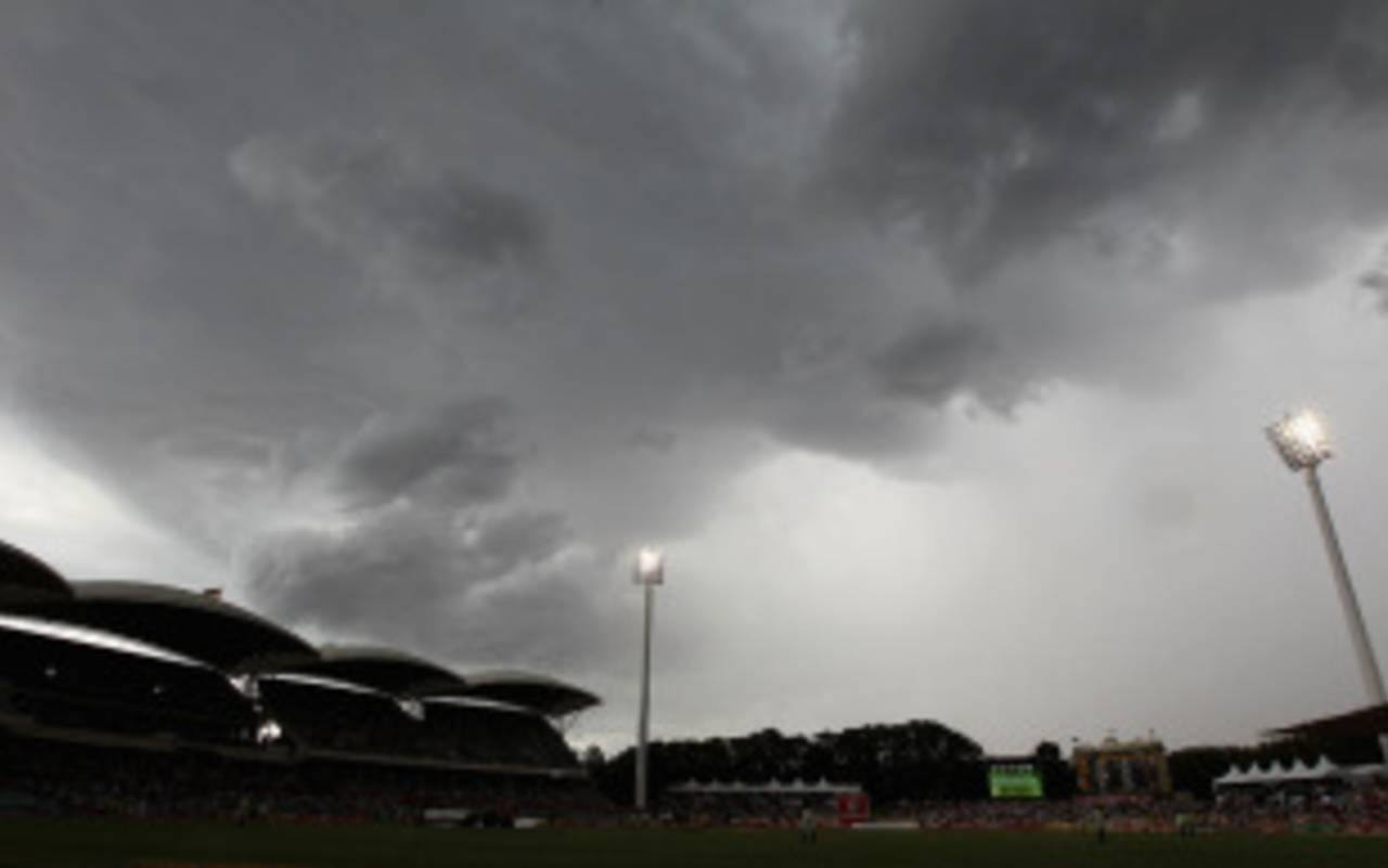 The rain closes in at Adelaide Oval, Australia v England, 2nd Test, Adelaide, 4th day, December 6, 2010