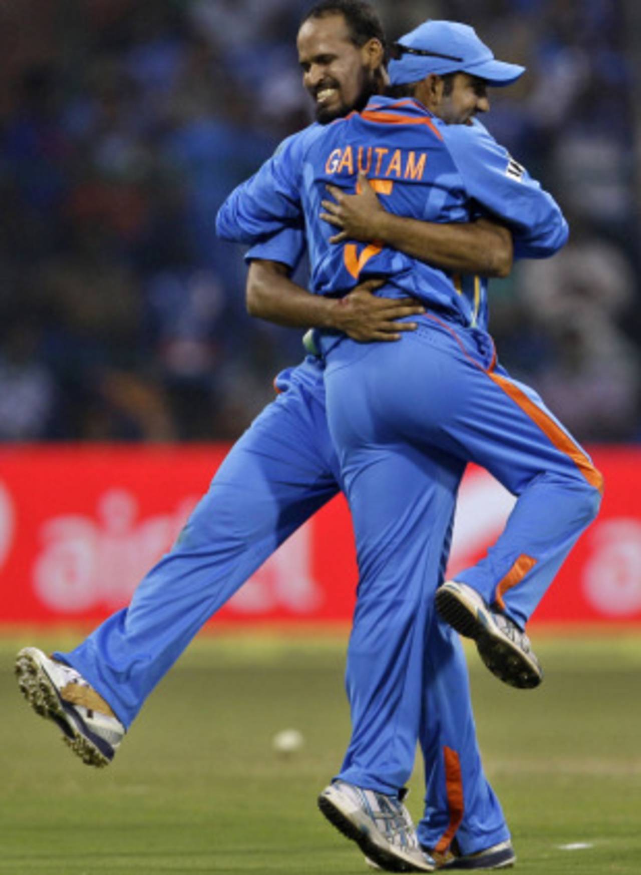 Yusuf Pathan and Gautam Gambhir celebrate the wicket of Kyle Mills, India v New Zealand, 4th ODI, Bangalore, December 7, 2010