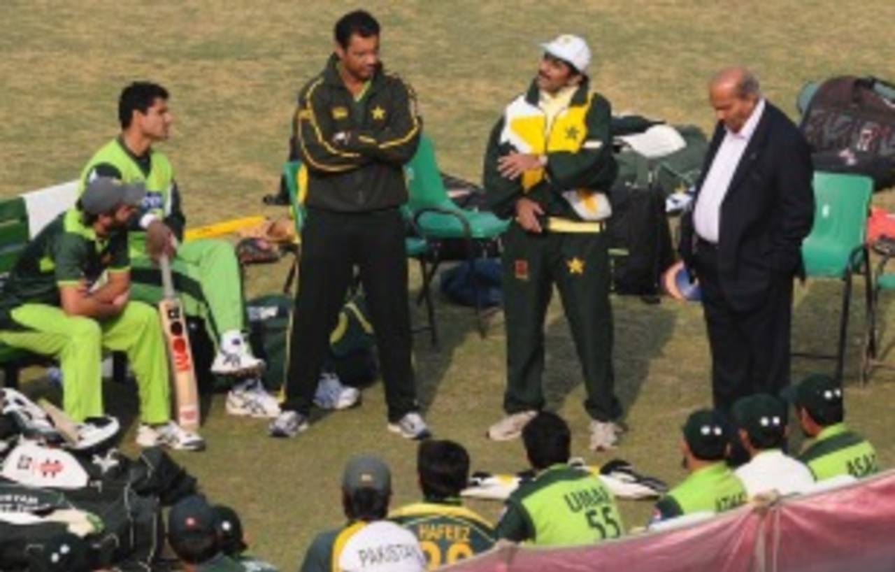 Javed Miandad, along with coach Waqar Younis, interacts with the Pakistan team in Lahore&nbsp;&nbsp;&bull;&nbsp;&nbsp;AFP