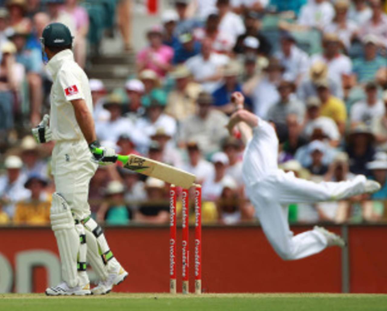 Paul Collingwood held a stunning catch to remove Ricky Ponting, Australia v England, 3rd Test, Perth, 1st day, December 16, 2010