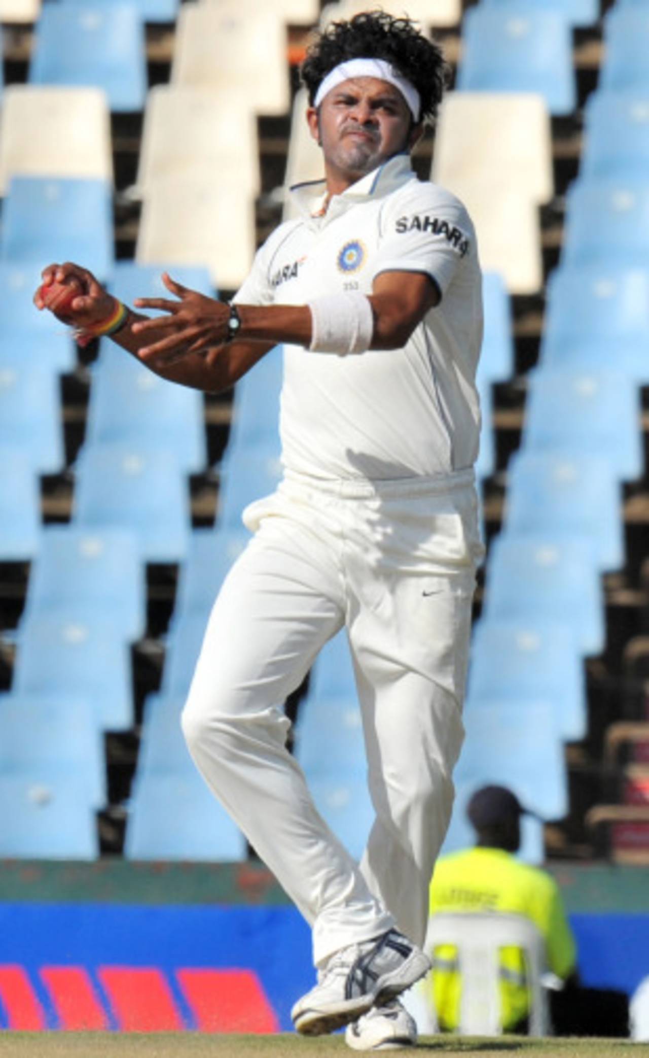Sreesanth displays some aggression in the absence of wickets, South Africa v India, 1st Test, Centurion, 2nd day, December 17, 2010 