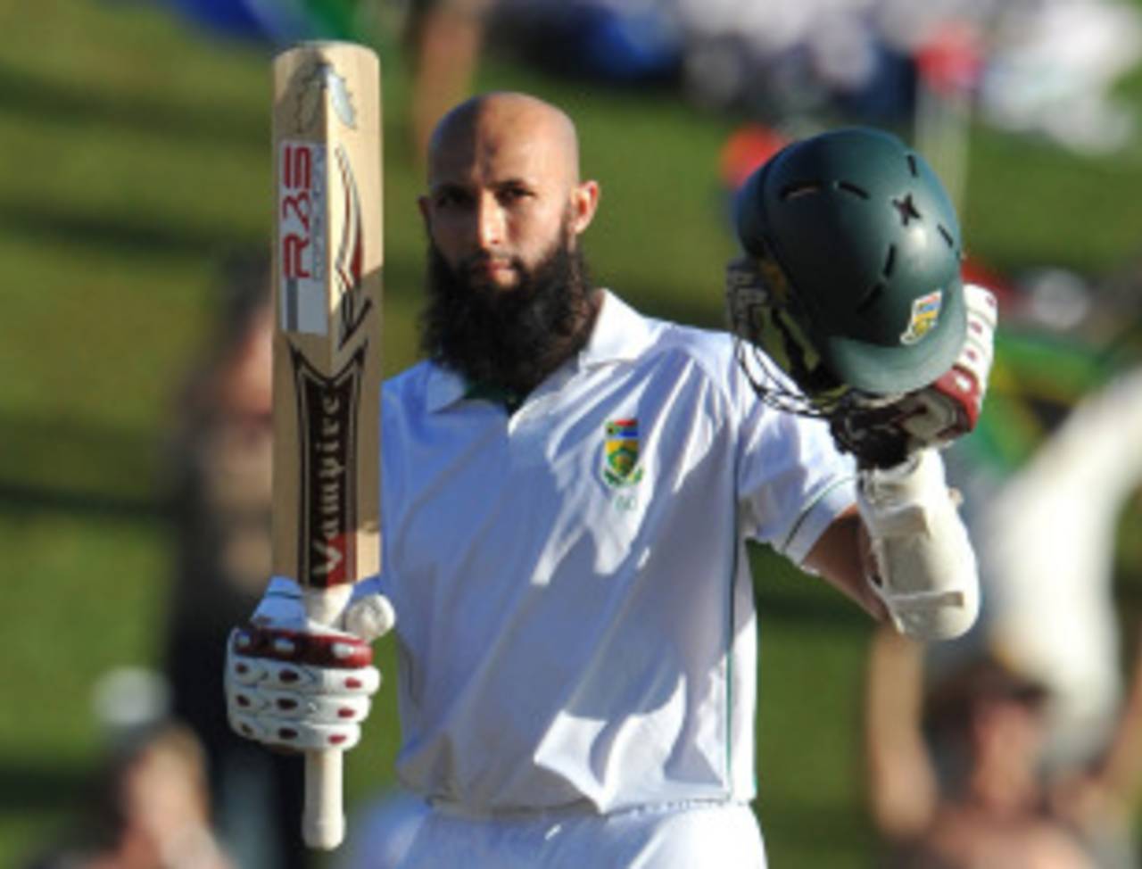 Hashim Amla brings up his century, South Africa v India, 1st Test, Centurion, 2nd day, December 17, 2010 