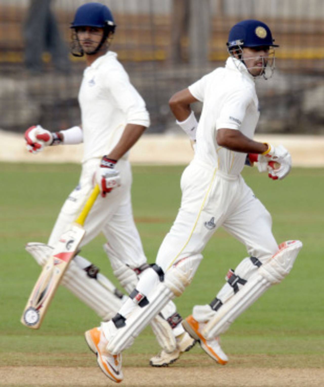 Subramaniam Badrinath and K Vasudevadas run between the wickets, Tamil Nadu v Gujarat, 4th day, Chennai, Ranji Trophy Super League 2010-11, December 18