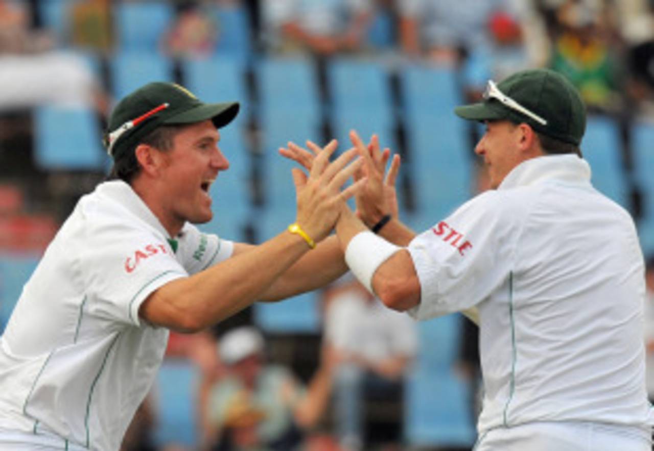 Graeme Smith and Dale Steyn know the importance of Virender Sehwag's wicket, South Africa v India, 1st Test, Centurion, 3rd day, December 18, 2010 