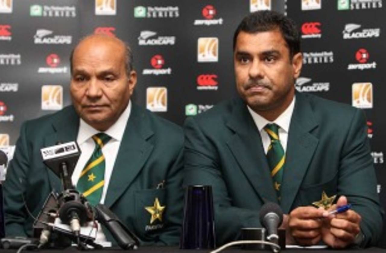 Intikhab Alam and Waqar Younis speak to reporters, Auckland, December 19, 2010