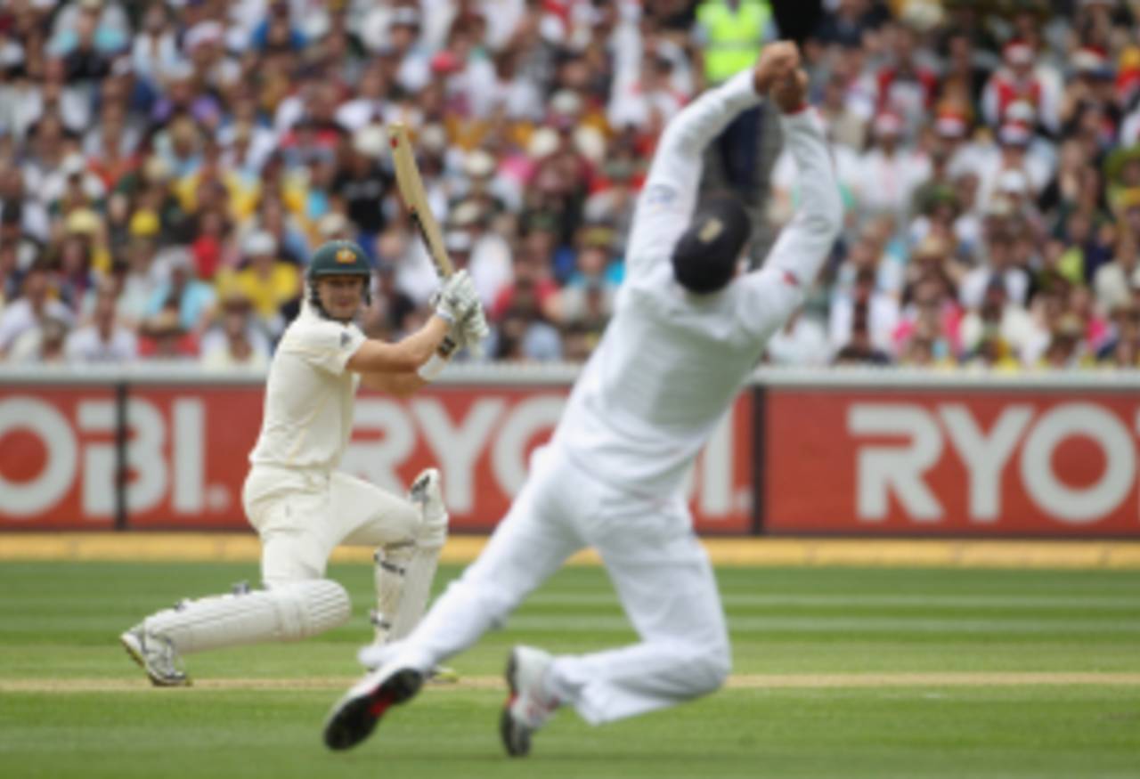 Kevin Pietersen failed to cling on to a stinging chance of Shane Watson's bat in the third over, Australia v England, 4th Test, Melbourne, December 26, 2010 