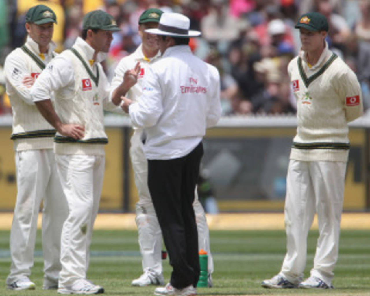 Ricky Ponting and the Australian players surround Aleem Dar after Kevin Pietersen was given not out&nbsp;&nbsp;&bull;&nbsp;&nbsp;Getty Images