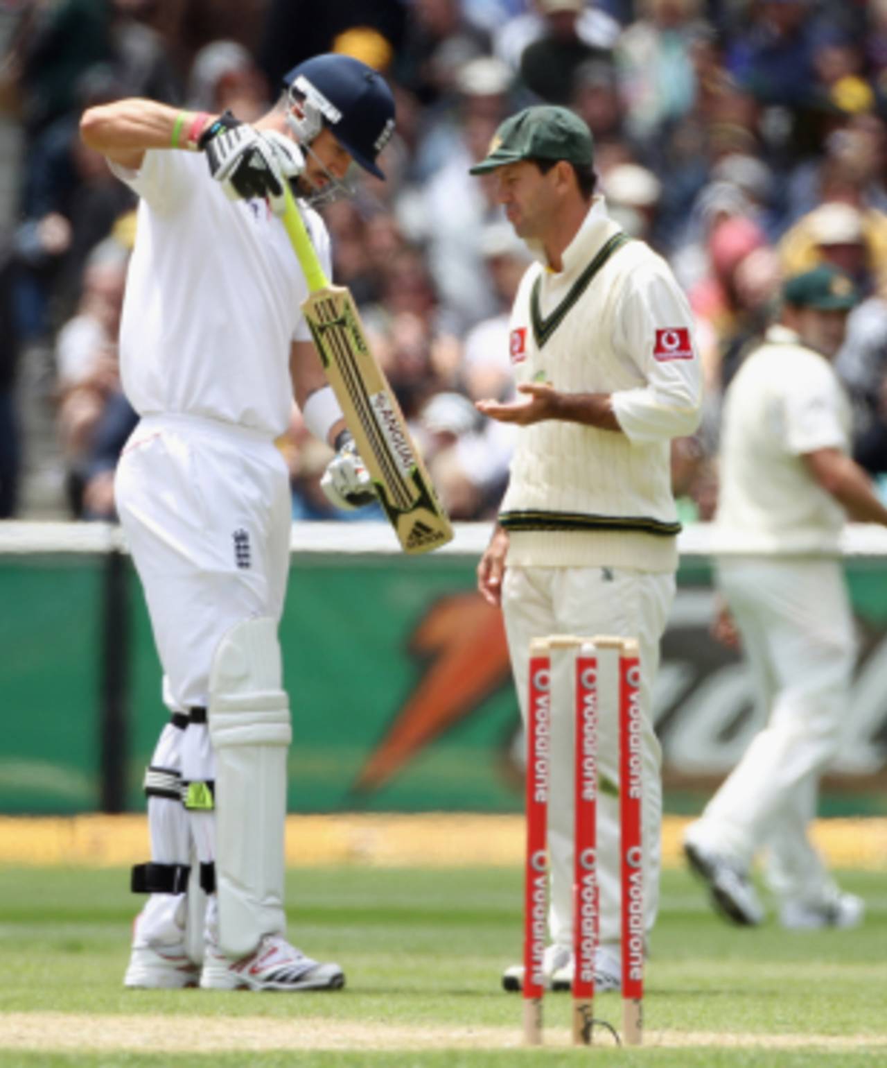 Kevin Pietersen gestures at his bat after a disputed review decision, Australia v England, 4th Test, Melbourne, 2nd day, December 27, 2010 